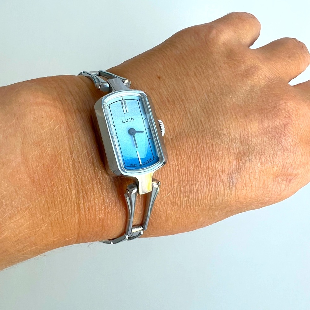 ❤️Wind up vintage bracelet watch with small square blue face, in stainless steel